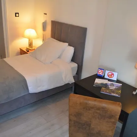 Le Saint Joseph Centre Gare Hotel 2*